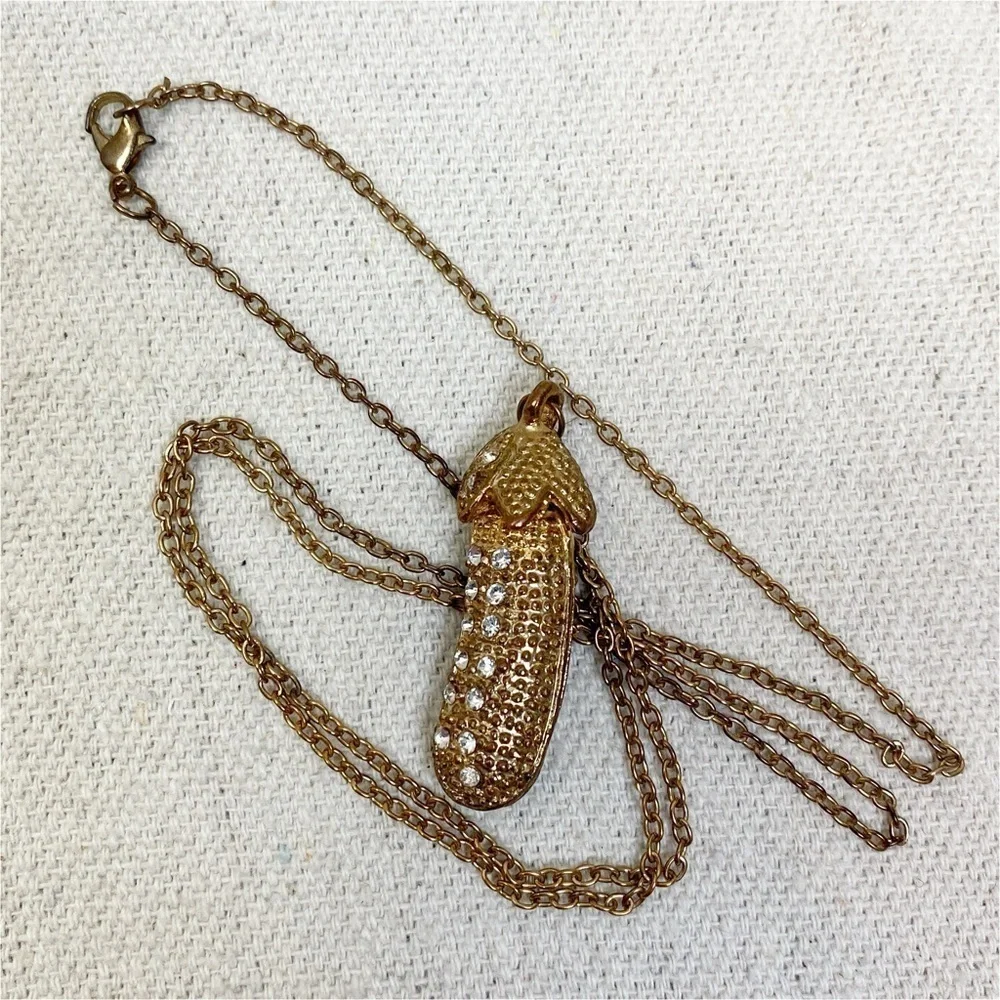Gold tone Peas in a pod necklace 🍆